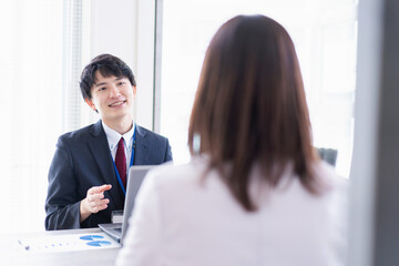 上司と面談をするビジネスパーソン