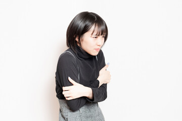 寒くて震えている若い女性