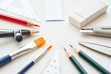 さまざまな種類の文房具の集合写真