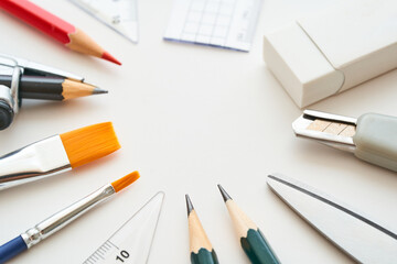 さまざまな種類の文房具の集合写真