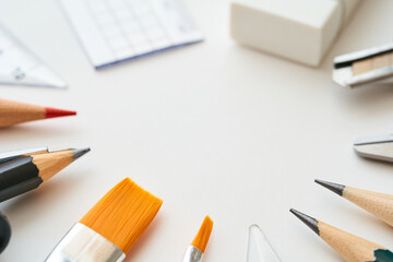 さまざまな種類の文房具の集合写真