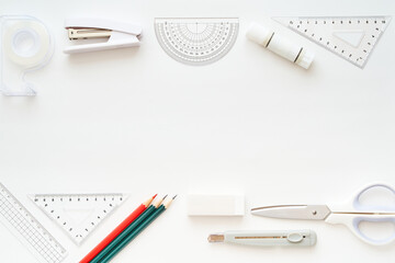 さまざまな種類の文房具の集合写真