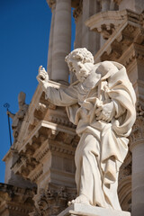 Obraz premium Syracuse, Cathedral of Syracuse. Catholic church in limestone, originally a Greek doric temple, Italy
