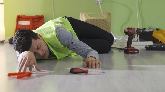 A man who starts work without taking any safety precautions has a work accident.
The young man, who does not take occupational safety precautions, faints, gets electrocuted, and has a work accident.
