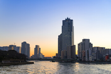Fototapeta premium 東京水辺ライン船上から見た夕景
