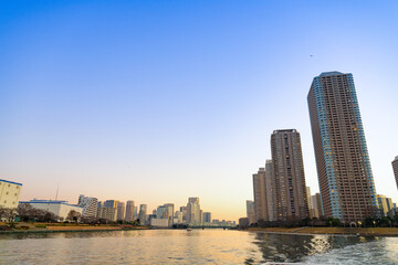 Fototapeta na wymiar 東京水辺ライン船上から見た夕景