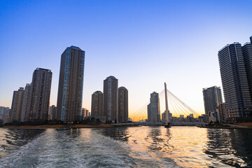 Fototapeta na wymiar 東京水辺ライン船上から見た夕景
