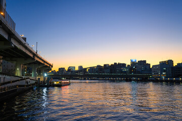 Fototapeta premium 東京水辺ライン船上から見た夕景