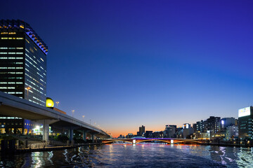 東京水辺ライン船上から見た夕景