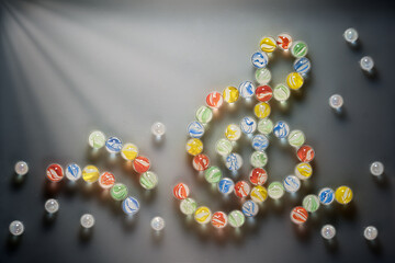 ビー玉で作ったト音記号　レッド