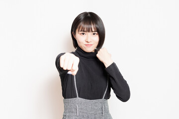 ボクシングのポーズをする若い女性