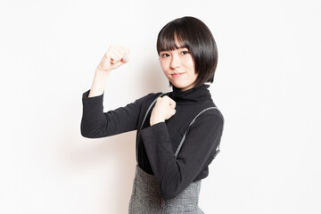 ボクシングのポーズをする若い女性