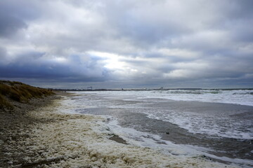 Die Ostsee überspült den Strand bis zu den Dünen