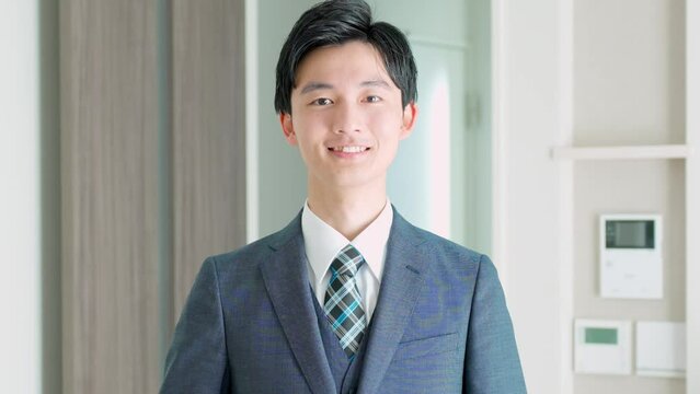 胸に手をあてる日本人男性