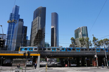 Metro und Hochhäuser in Melbourne