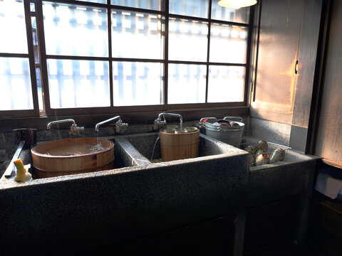 古い日本の台所・水場