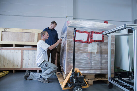 Store workers packaging in a distribution warehouse, Freiburg im Breisgau, Baden-W&uuml;rttemberg, Germany