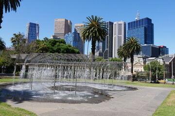 Fototapeta na wymiar Wasserspiele Coles Fountain in Parkanlage Parlament Garten Parliament Gardens in Melbourne