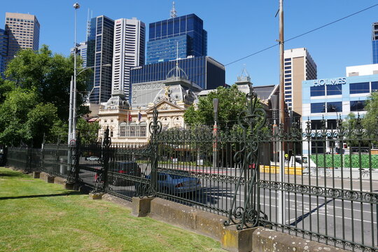 Princess Theatre und Parliament Gardens in City Melbourne