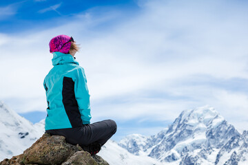 Naklejka premium Happy traveler enjoy sunny day near Mount Cook. New Zealand