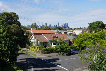 Wohngebiet mit Einfamilienhäusern und Blick auf die Skyline von Melbourne