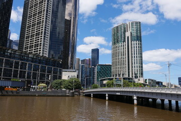Hochhäuser und Brücke City Melbourne