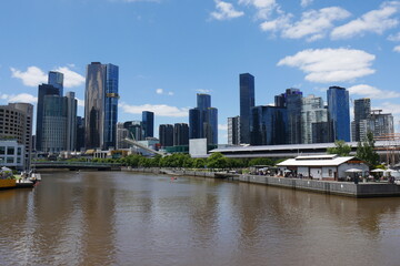Fototapeta na wymiar Fluss Yarra River und Hochhäuser in Melbourne