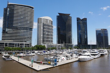 Hochhäuser, Hafen und Yachten am Yarra River in Melbourne