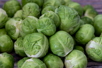 Fototapeta na wymiar Macro shots of fresh Brussels sprouts. brussels sprouts background. Close-up of raw, fresh and whole brussels sprouts