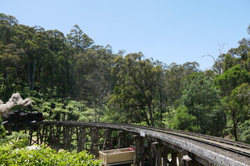 Dampfeisenbahn auf alter Holzbrücke in Australien