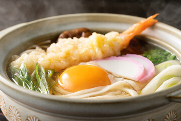 湯気が立つ、熱々の鍋焼きうどん