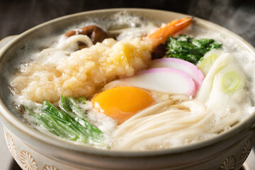 湯気が立つ、熱々の鍋焼きうどん