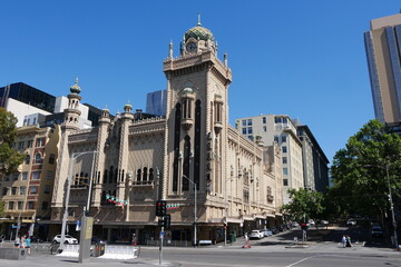Fototapeta na wymiar Gebäude in der Flinders Street in Melbourne