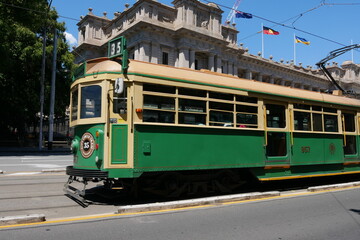 Historische Straßenbahn vor Parlament in Melbourne
