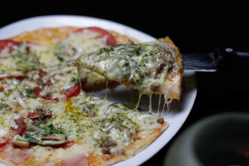 Fotografía de pizza italiana con insumos frescos.