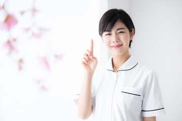 春や新卒の求人に使いやすいハッピーな看護師さんや介護士のイメージ