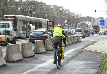 route circulation Bruxelles velo cycliste environnement piste cyclable ville gillet fluo