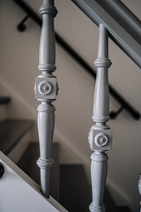 Naklejka premium Close up on a railing leading down a grand winding staircase.