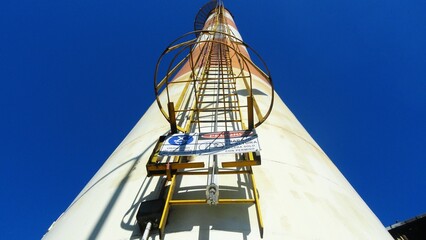 Chimenea de humos sobre cielo azul