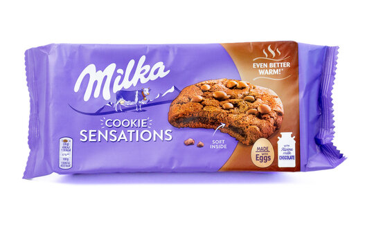 Vaison la Romaine - France - 04 f&eacute;vrier 2023 - paquet de cookies de marque Milka isol&eacute; sur un fond blanc