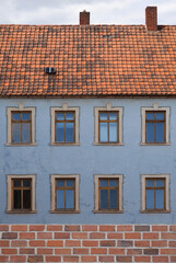 Alte Hausfassade mit Ziegelmauer