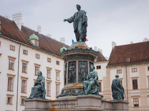 Innerer Burghof of Hofburg imperial Palace, Part of Hofburg with Amalientrakt and Amalienburg. Monument to Emperor Franz I of Austria. AMOREM MEUM POPULIS MEIS means I give my love to my people,