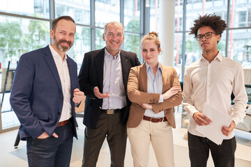 Selbstbewusstes multikulturelles Business Team