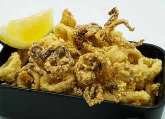 Racion de calamares fritos tipicos de un bar de tapas español