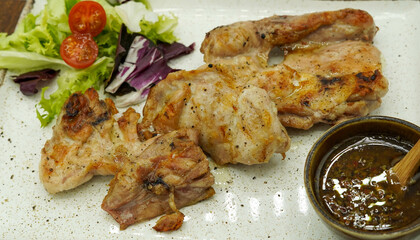Pollo de granja a la parrilla en restaurante mediterraneo