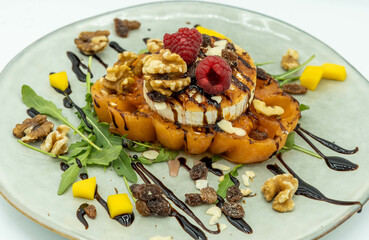 Ensalada gourmet de pimiento amarillo asado con queso de cabra y frambuesas