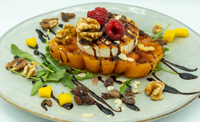 Ensalada gourmet de pimiento amarillo asado con queso de cabra y frambuesas