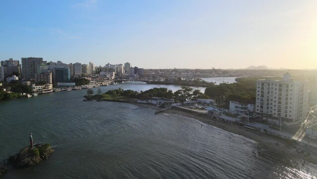 Imagem aérea do por do sol na cidade de Guarapari no litoral do estado do Espírito Santo. Costa tropical e turística com mata atlântica do Brasil.