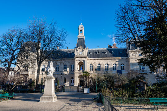 Vue ext&eacute;rieure de la fa&ccedil;ade du b&acirc;timent de la mairie du 14&egrave;me arrondissement de Paris, France, construite en 1886