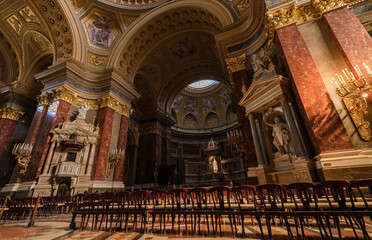 Fototapeta na wymiar Dome of Saint Stephen basilica, Budapest, Hungary
